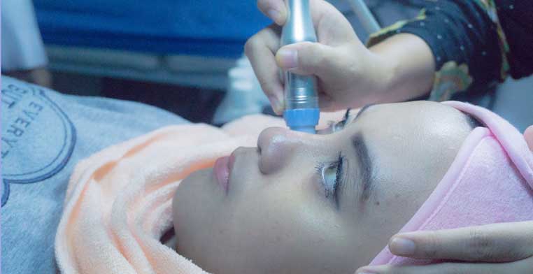 Facial aqua peel di klinik kecantikan Aufar Clinic